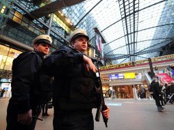 El Gobierno alemán reforzó la seguridad en aeropuertos, estaciones y otros espacios públicos. AFP  /