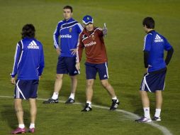 El estratega mexicano Javier Aguirre disputando su primer entrenamiento con los jugadores del Real Zaragoza. EFE  /