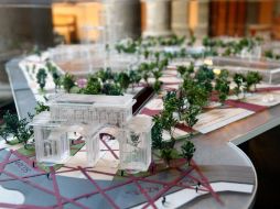 La maqueta del proyecto Sistema Vial Minerva se exhibe al público desde ayer en la Presidencia Municipal de Guadalajara. E. BARRERA  /