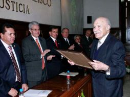 Guillermo Cosío Vidaurri recibe un reconocimiento por haber iniciado la remodelación del Supremo Tribunal en 1985. E. PACHECO  /