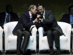 El alcalde de París, Bertrand Delanoë (izquierda), conversa con su homólogo de Ciudad de México, Marcelo Ebrard. EFE  /