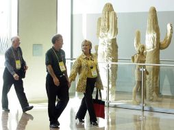 Asistentes a la Asociación Nacional de Equipos para Escuelas llegan al Centro de Convenciones de Phoenix. AP  /