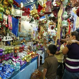 Los tianguis navideños en la ciudad luchan por sobrevivir