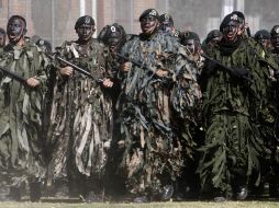 Estudiantes de una academia participan en el Desfile Militar durante las celebraciones del Centenario de la Revolución Mexicana. AP  /