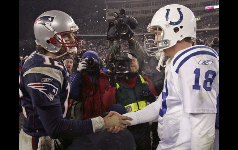 Brady (izq.) le da la mano a Manning luego del más reciente partido que disputaron en la casa de los Patriotas. AP  /