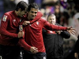 Masoud Shojaei (der.) es felicitado por su anotación al minuto 54 del encuentro. EFE  /