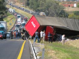 Entre los vehículos participantes están; una camioneta tipo pick up, una grúa de la CFE y un tráiler con refrescos. M. PATIÑO  /
