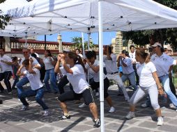 Ciudadanos realizan actividades físicas a un costado de la presidencia de Zapopan. ESPECIAL  /