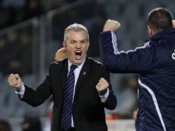 El técnico mexicano celebra la anotación de su equipo en el empate conseguido en el Coliseo Alfonso Pérez. NOTIMEX  /