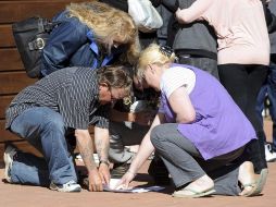 Familiares de los desaparecidos observan un mapa del yacimiento tras una reunión matutina en Pike River. EFE  /