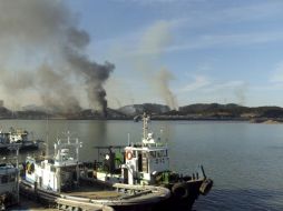 Varias columnas de humo salen de la isla surcoreana de Yeongpyeong, tras una serie de disparos realizados por Corea del Norte. EFE  /