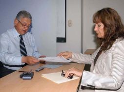 El director de Finanzas de la UdeG, Gustavo Cárdenas, y la directora general de Egresos de la Sefin, Eréndira Ruiz Machuca. ESPECIAL  /