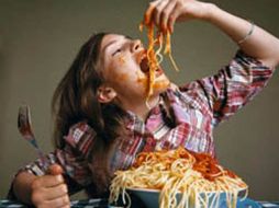 Científicos señalan que la gula funciona similar a la lujuria porque  produce un placer al ingerir alimentos. ESPECIAL  /