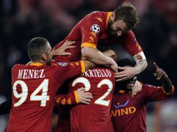 El conjunto de Roma festejó el gol de la victoria suscitado por un pénalti. AFP  /