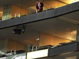 El niño Lucas Anthony Tang cayó desde el tercer piso de un palco de lujo, mientras los Lakers jugaban ante Golden State. AP  /