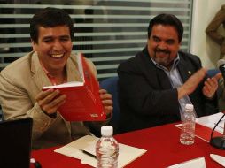 César Barba Delgadillo,“Chicho”, muestra su libro al rector de la UdeG, Marco Antonio Cortés. M. FREYRIA  /