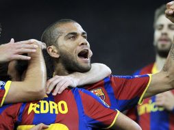 Daniel Alves celebra el gol de su compañero Pedro Rodriguez contra el Panathinaikos, en el partido de este miércoles. EFE  /