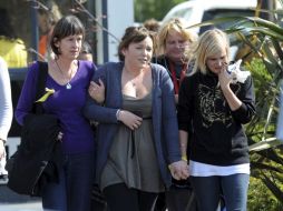 Familiares lloran tras ser informados de una segunda explosión de gas metano en la galería de carbón. EFE  /