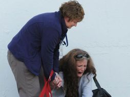 Una amiga consuela a la madre de uno de los 29 trabajadores muertos en el yacimiento de carbón. EFE  /