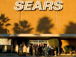 Personas hacen fila desde ayer para aprovechar las rebajas del llamado “viernes negro”.  /