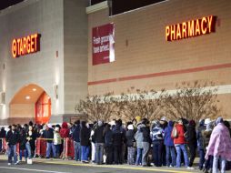 Compradores madrugadores esperan en fila a las puertas de un centro comercial a las cuatro de la mañana. EFE  /