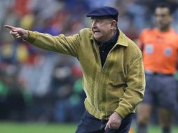 Manuel Lapuente se mostraba un poco tenso en el duelo del América ante Santos. NOTIMEX  /