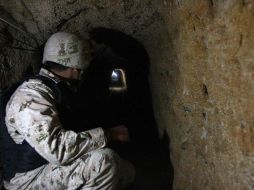 Un soldado en el túnel descubierto en Tijuana el 25 de noviembre. REUTERS  /