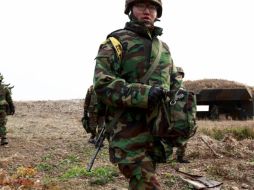 Marinos surcoreanos permanecen en la isla de Yeonpyeong, Corea del Sur. EFE  /