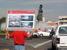 Trabajador del Ayuntamiento de Guadalajara aprovechó la marcha de la UdeG en la Minerva para promover el paso a desnivel. A. HINOJOSA  /