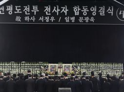 Familiares asisten en Seúl, a los funerales de las dos víctimas del ataque norcoreano. EFE  /