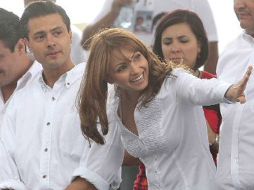 Enrique Peña Nieto y Angélica Rivera en el cierre de campaña priista. ARCHIVO  /