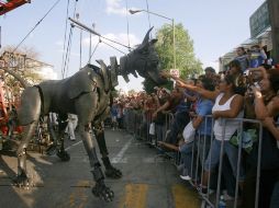 La gracia de Xolo conquistó a niños y adultos. La docilidad del can arrancó sonrisas y aplausos. A. GARCÍA  /