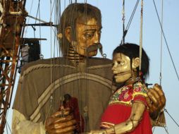 Ayer, el Campesino fue liberado del sarcófago enterrado en La Normal y se encontró por la tarde con la Pequeña gigante. A. GARCÍA  /