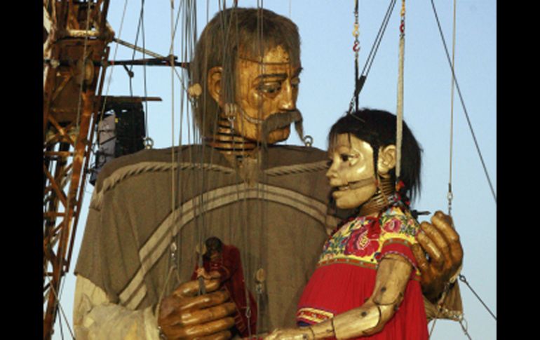 Ayer, el Campesino fue liberado del sarcófago enterrado en La Normal y se encontró por la tarde con la Pequeña gigante. A. GARCÍA  /