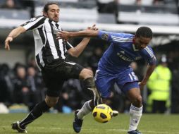 El jugador Florent Malouda (der.) del Chelsea lucha por el balón con Jonas Gutiérrez. EFE  /