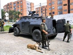 Miembros de la policía nacional vigilan barrio San Javier al occidente de la ciudad de MedellÌn. AFP  /