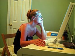 La comunicación a través de esta red social en algunas ocasiones en lo más real que tienen estas parejas. EL UNIVERSAL  /