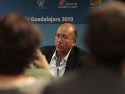 El poeta agradeció a los asistentes y compartió con ellos una pequeña anécdota. S. NUÑEZ  /