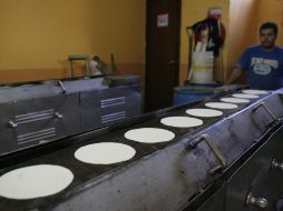La elaboración de tortillas se aleja cada vez más del proceso original, lo que ha significado que su sabor se vea afectado. M. FREYRÍA  /