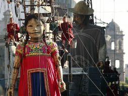 La pequeña Gigante y su tío el Campesino realizaron ayer el último recorrido por las calles del Centro tapatío. A. GARCÍA  /