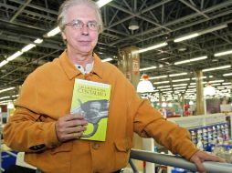 Armando Alanís posa con su libro “Las lágrimas del centauro”, en las instalaciones de la FIL. E. BARRERA  /