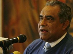 El presidente de la Comisión de Administración, Raúl Vargas, analiza las propuestas de tres bancos. ARCHIVO  /