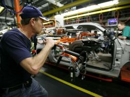 Los sueldos de los empleados manufactureros registraron una disminución debido al descenso en las prestaciones. ARCHIVO  /