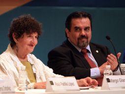 El rector de la UdeG con la ganadora del Premio FIL de Literatura en Lenguas Romances, Margo Glanz. A. HINOJOSA  /