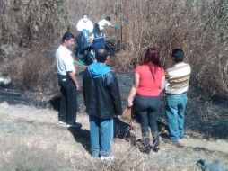 Uno de los cadáveres fue hallado, incinerado. Peritos acudieron a asegurar los restos humanos. M. PATIÑO  /