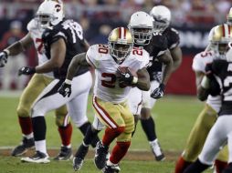 Brian Westbrook de los 49ers de San Francisco corriendo con el dominio del balón. REUTERES  /