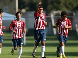 Hedgardo Marín (centro) es uno de los delanteros letales que tiene Chivas. MEXSPORT  /