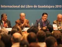 En su faceta de autor se hizo acompañar por académicos y políticos. A. CAMACHO  /