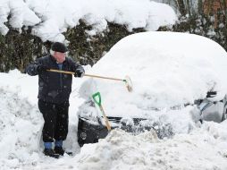 Un hombre retira la nieve de un carro en Alnwick, Inglaterra. AP  /