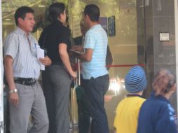 Los agentes de la PGJE observaron los rostros de los ladrones a través de los videos de la institución de crédito. O. RUVALCABA  /